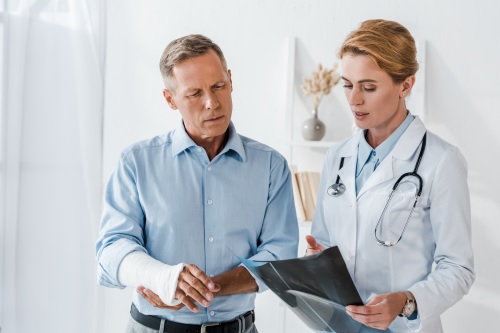 homme bras cassé chez le docteur