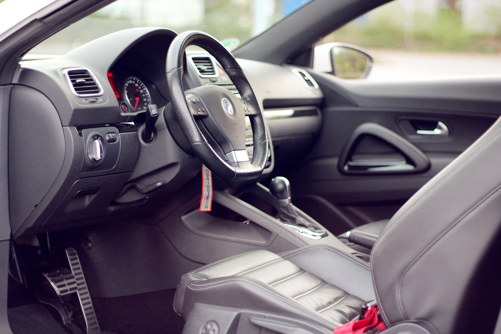 L-intérieur-d-une-voiture-place-conducteur